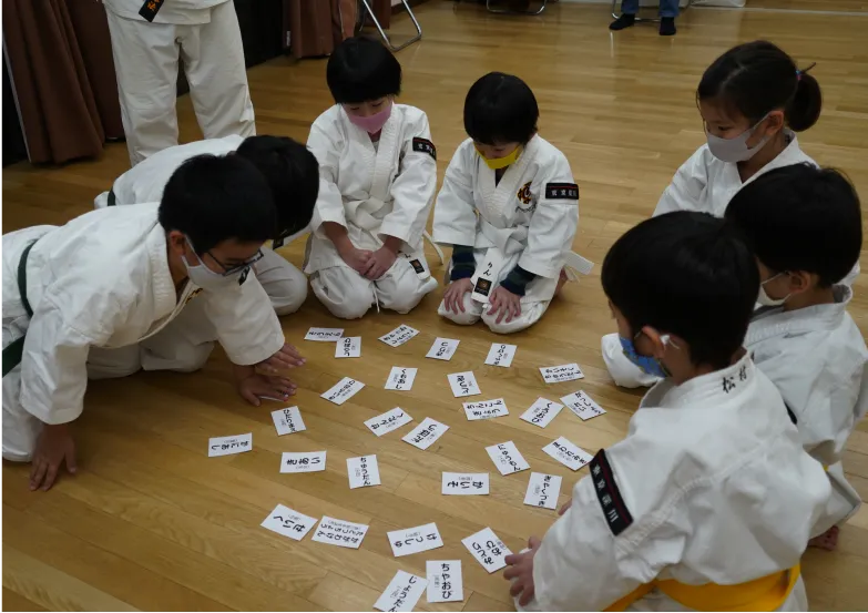 深川道院の練習風景・カードを使って少林寺拳法の言葉を覚える子どもたち